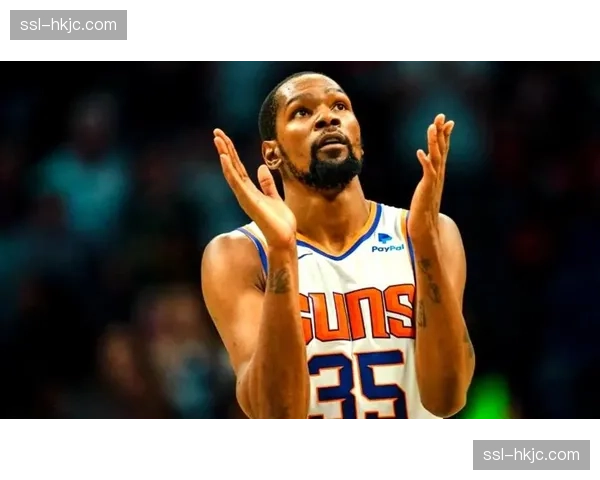 凯文·杜兰特在菲尼克斯举办的个人训练营中亲自指导高中生球员