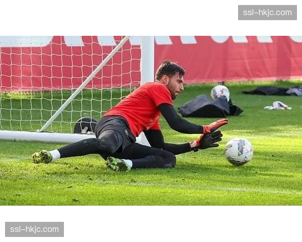 特写镜头：亚特兰大门将斯波尔蒂耶洛神勇扑出对手点球，力保球门不失